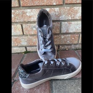 Olive & Edie Silver Gray Sneaker Shoe Youth Kid Girl's Sz 3 NEW dsw $49 Glitter